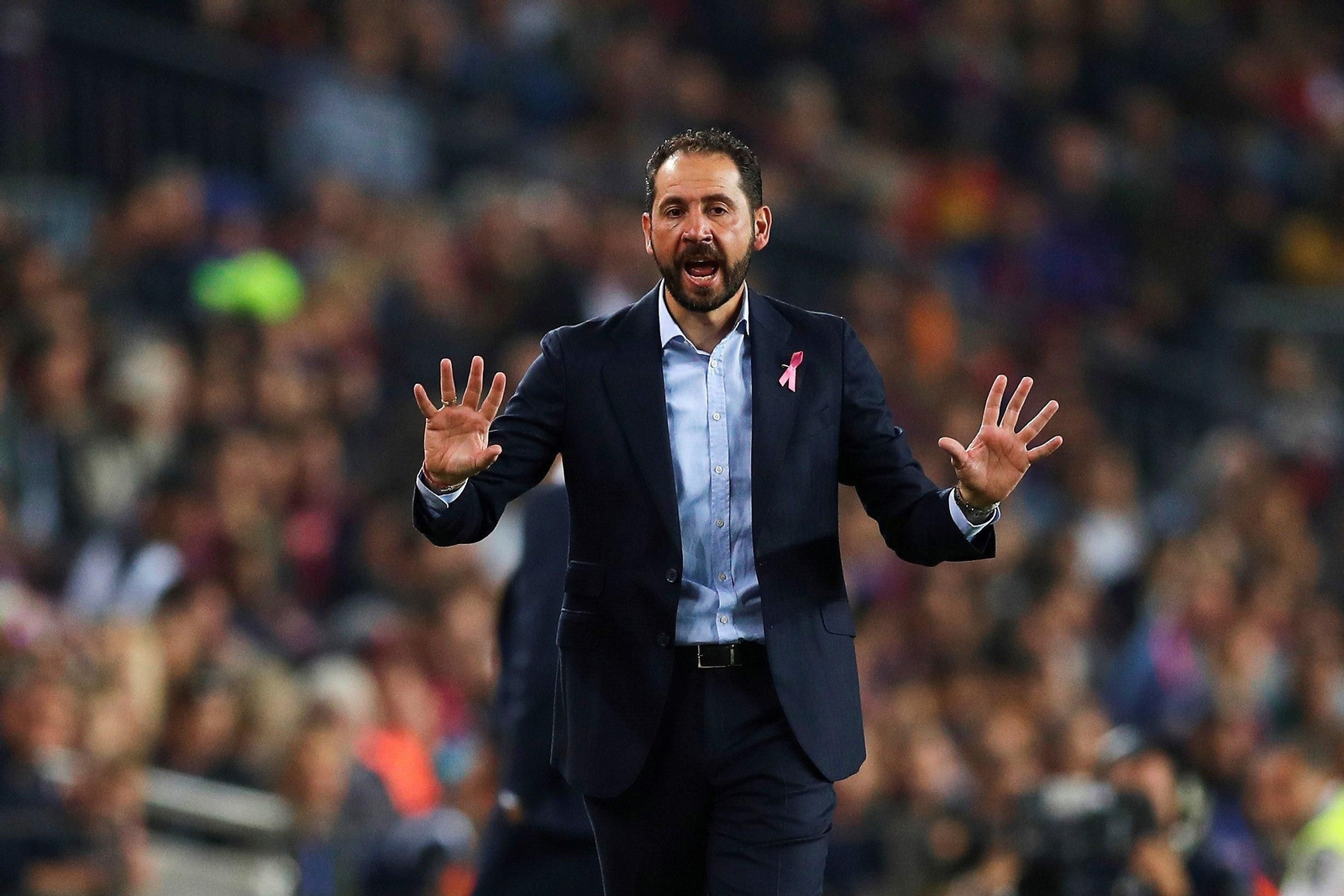 Pablo Machín realiza un gesto en la banda del Camp Nou.