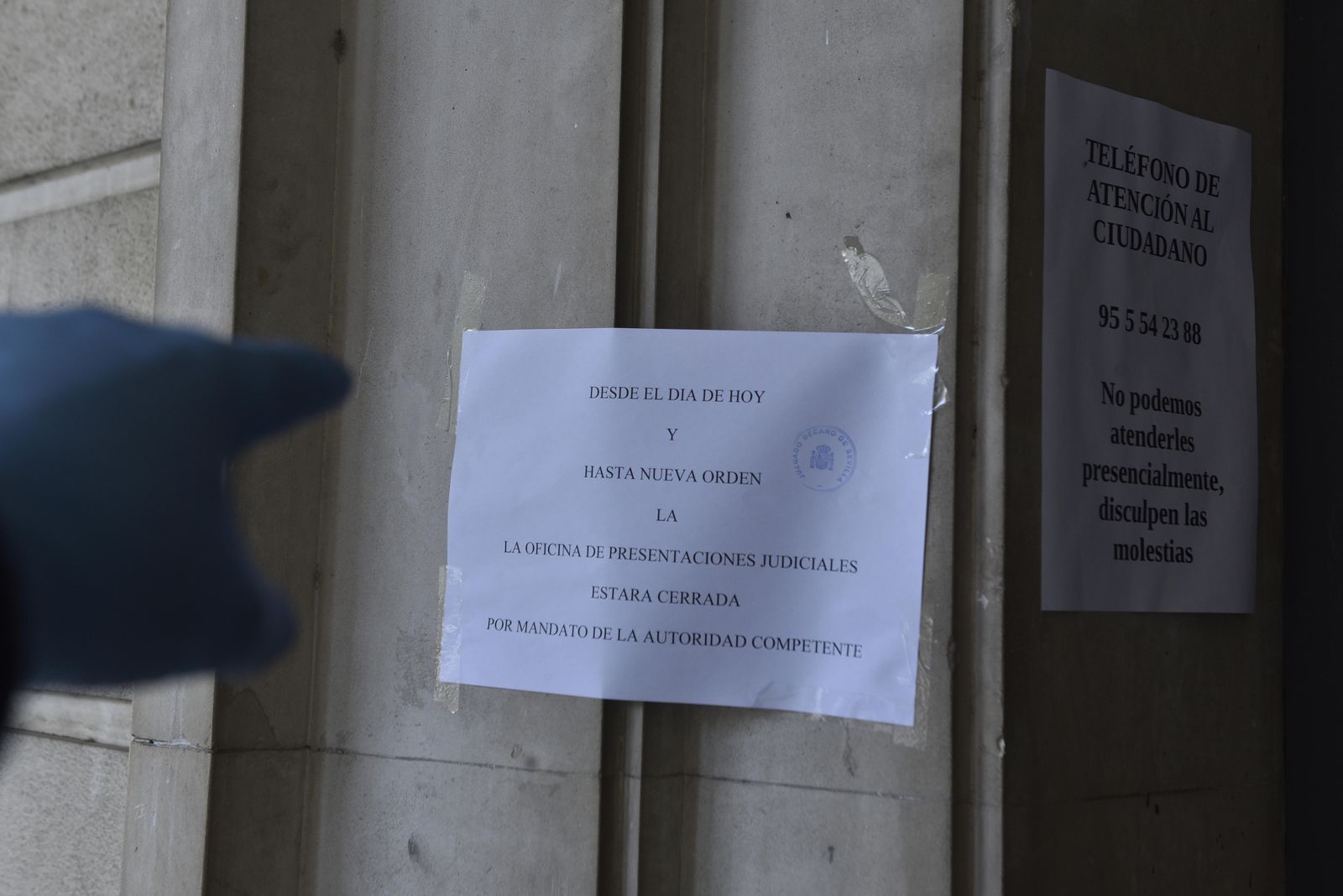 Anuncio en la puerta de los juzgados sobre el cierre de las oficinas