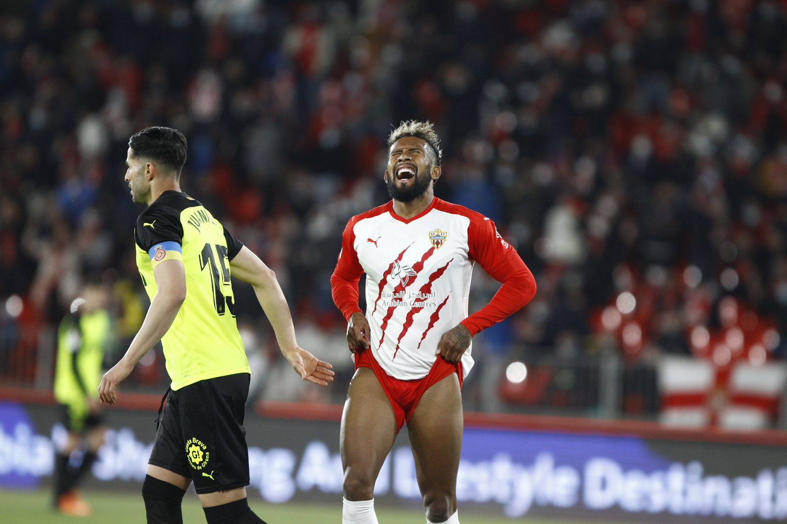 El Almería volverá a sus tradicionales rallas en la camiseta de la primera equipación.