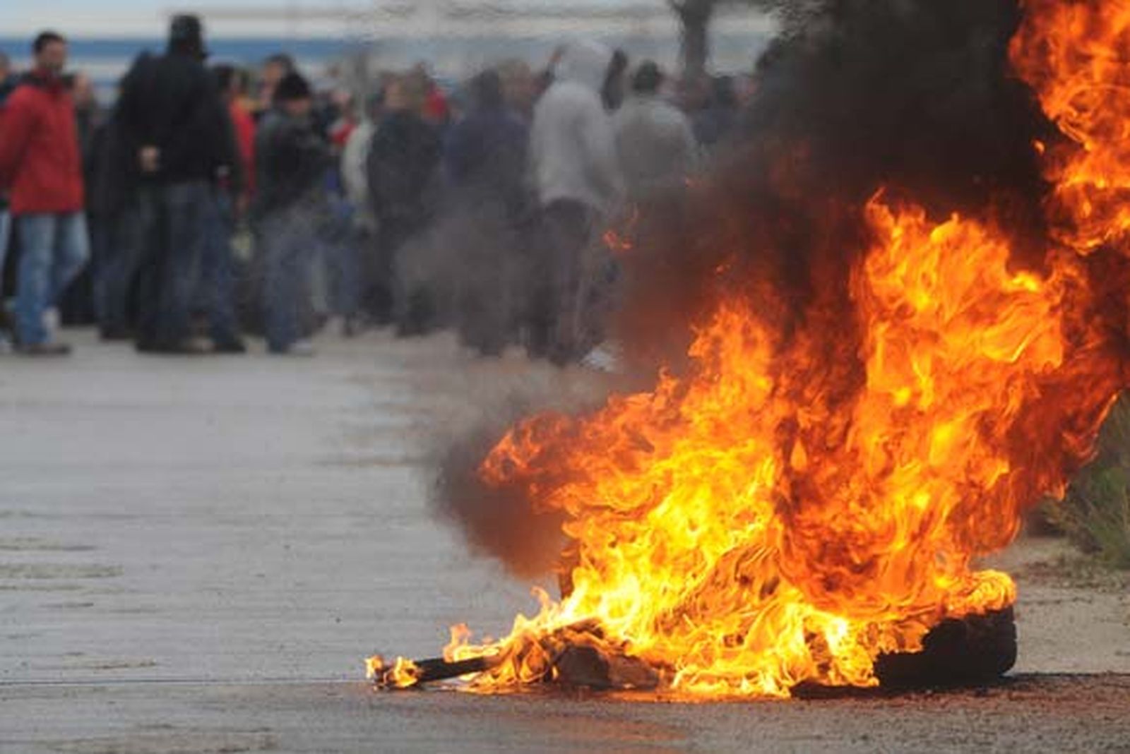 Unos 400 ex Delphi cortan la N-IV a la altura de la antigua factoría