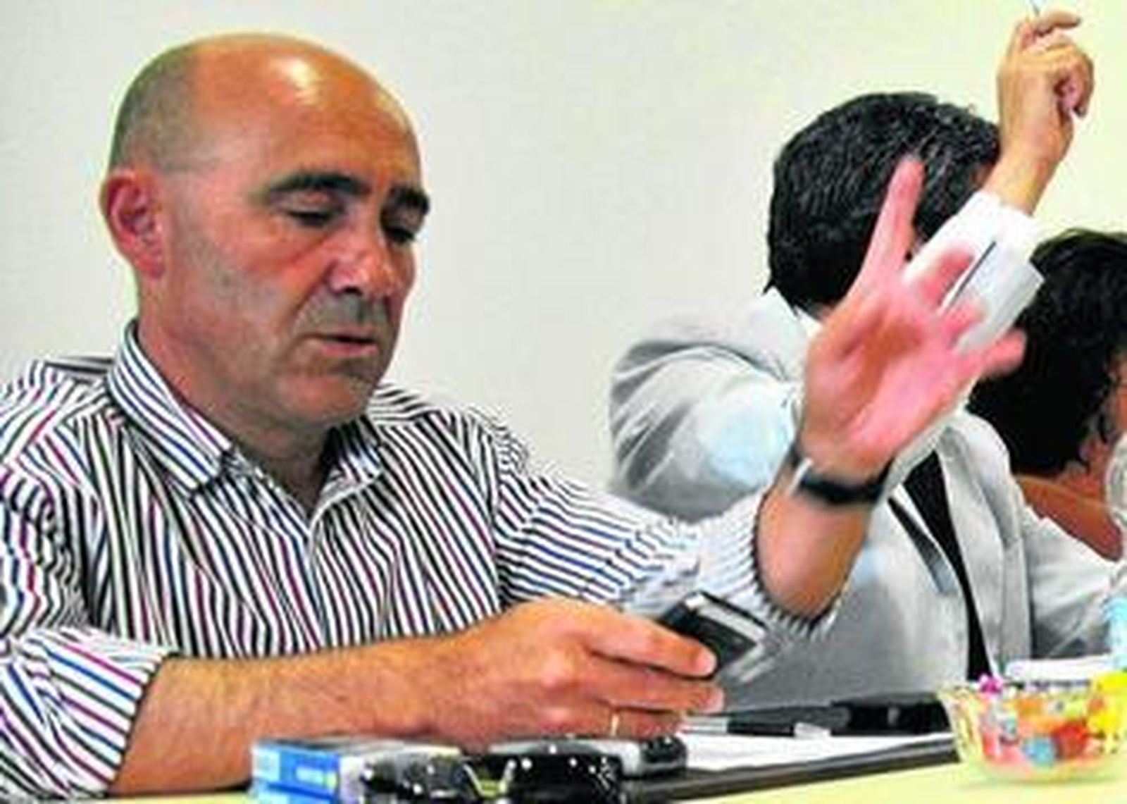 El ex alcalde, Manuel María de Bernardo, durante una votación en un pleno de 2012.