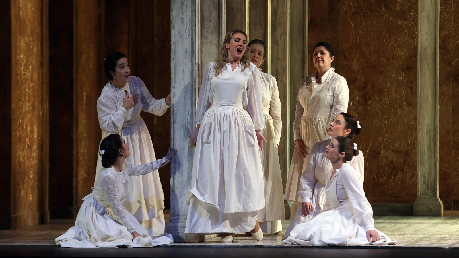 Imágenes de la ópera 'Don Gil de Alcalá' en el Teatro Villamarta de Jerez