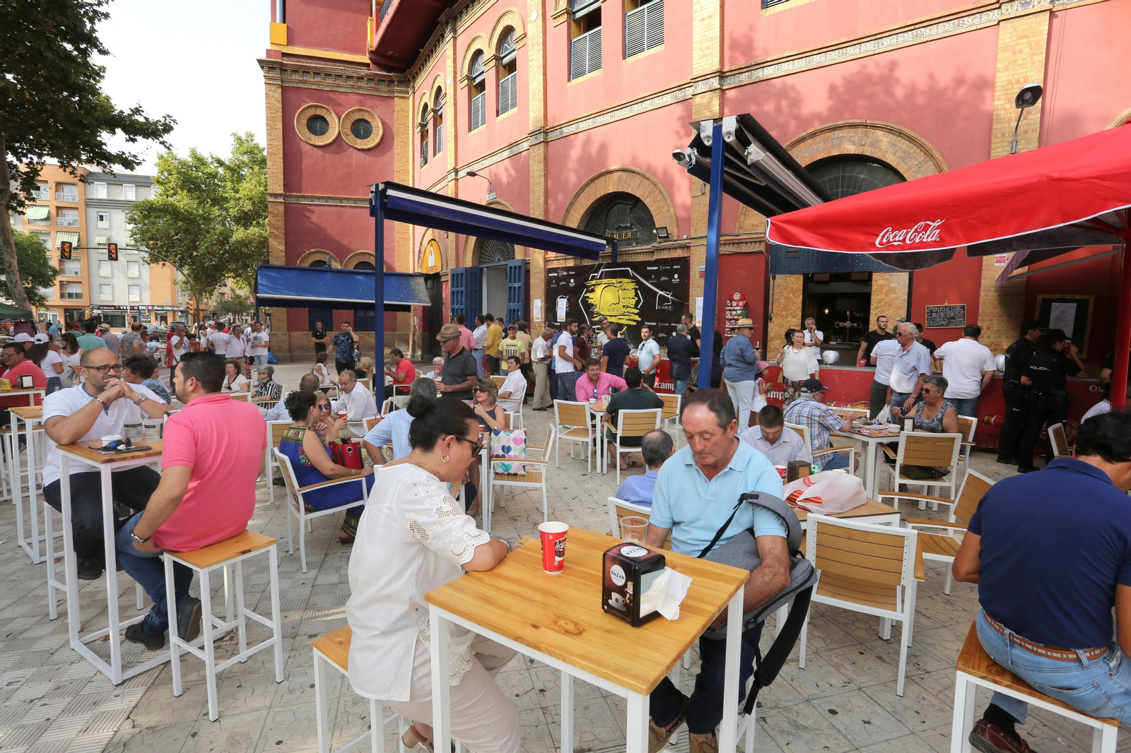 Ambiente en la Plaza de Toros de la Merced