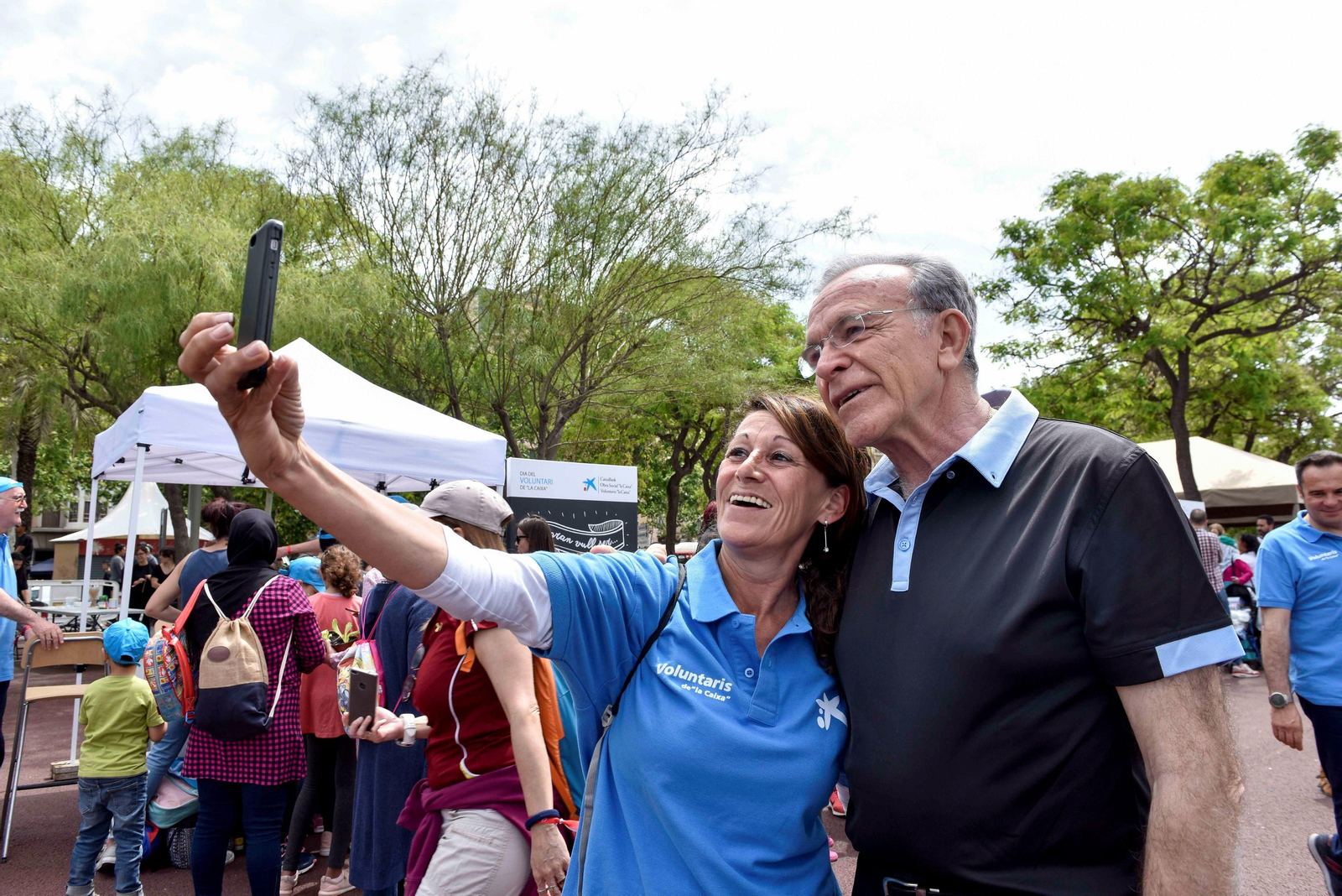 El presidente de la Fundación La Caixa, Isidro Fainé, se hace una foto con una voluntaria. El presidente de la Fundación La Caixa, Isidro Fainé, se hace una foto con una voluntaria.
