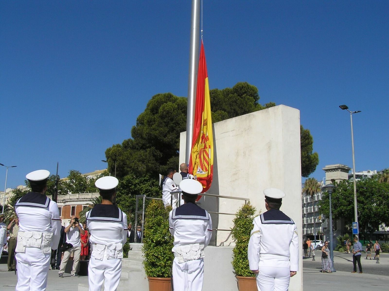 Momento previo al izado de la bandera de España en el puerto de Málaga.