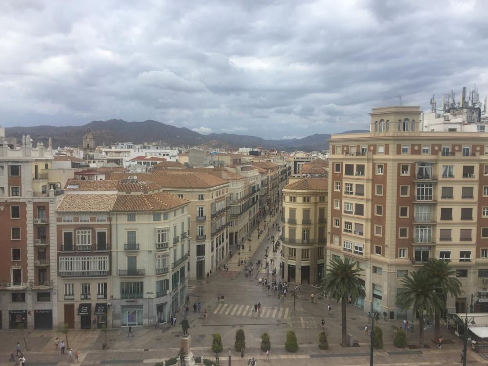 Cielos nubosos ayer en la capital malagueña.