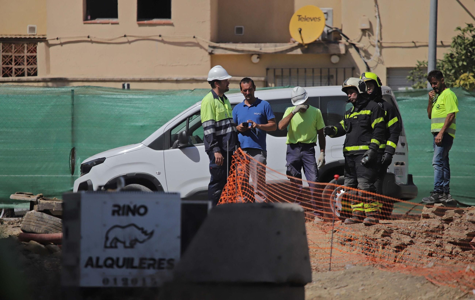 Fotos del escape de gas natural provocado por la rotura de una tubería en las obras anexas al hotel AC en Algeciras