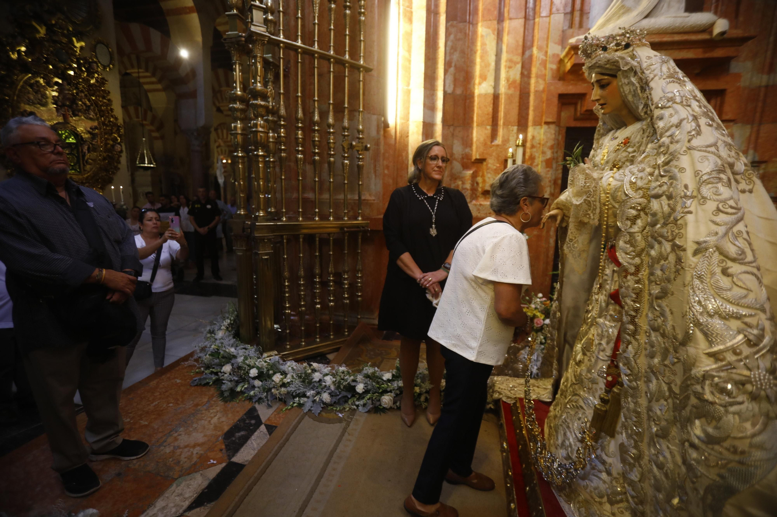El solemne besamanos de la Virgen de la Paz y Esperanza en la Catedral, en imágenes