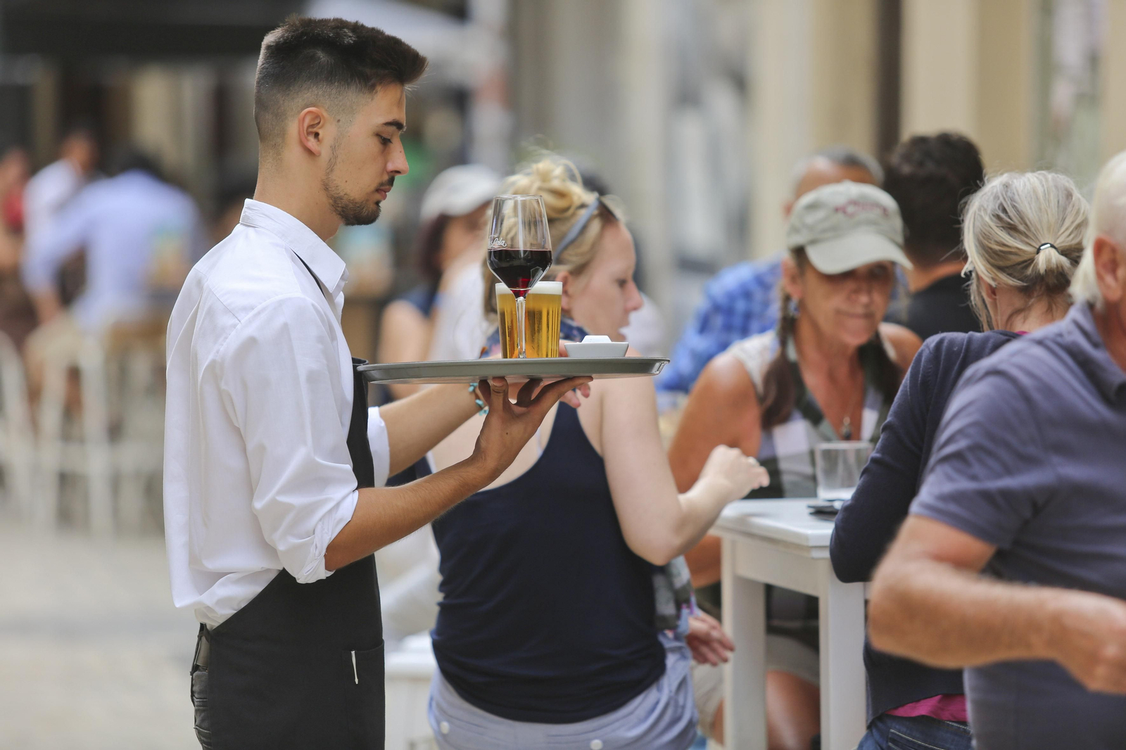Un camarero en Málaga.