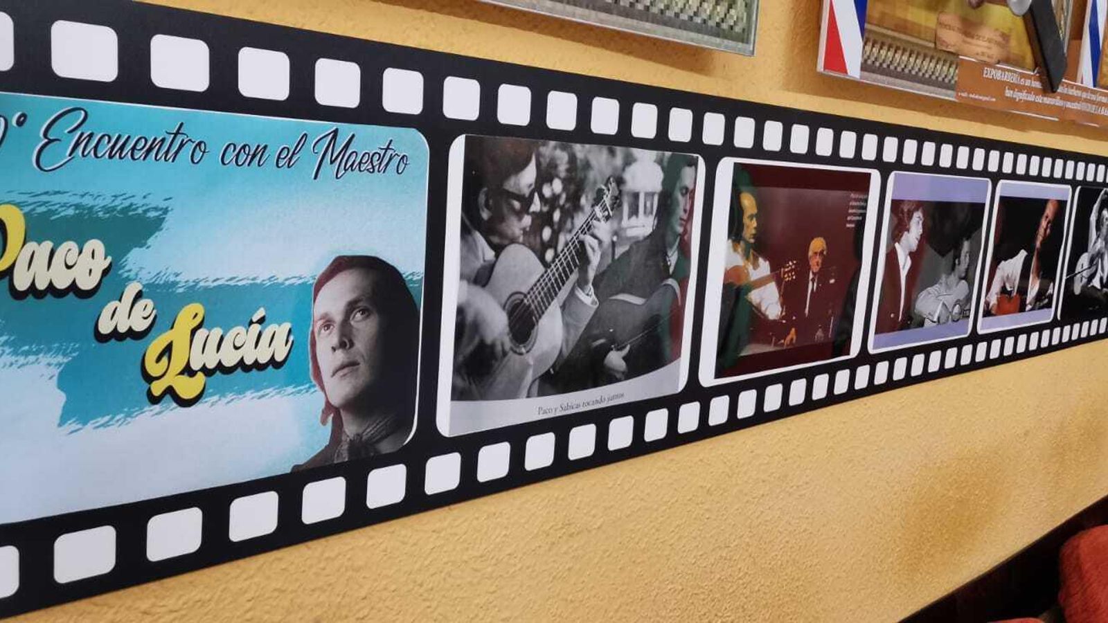 Fotos y recuerdos de Paco de Lucía en la barbería de Eladio Domínguez.