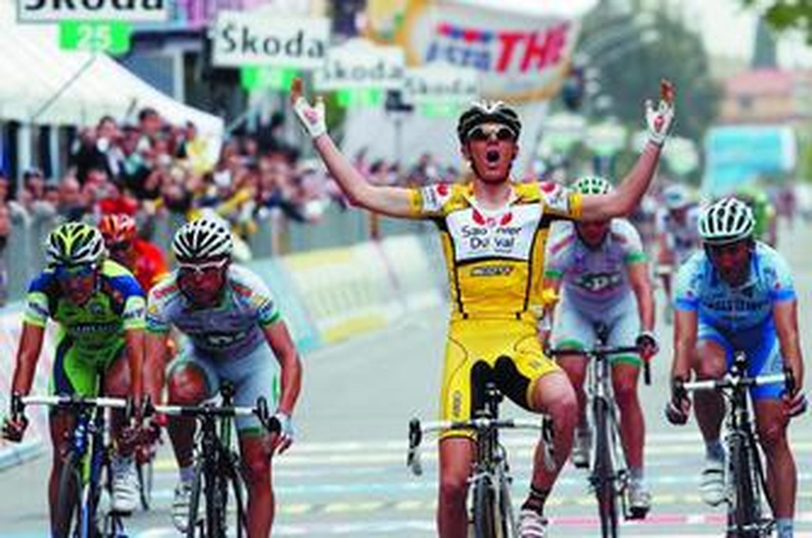 Riccardo Ricco, del equipo español Saunier Duval, levanta los brazos tras cruzar la línea de meta de Agrigento en la primera posición.