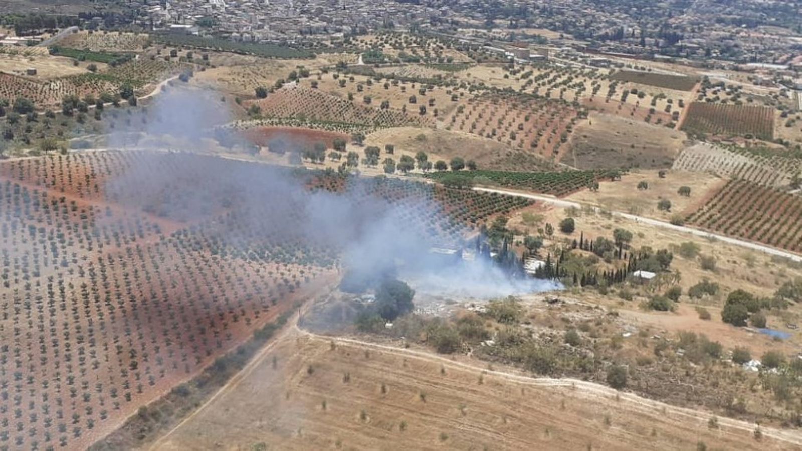 Imagen aérea del fuego declarado este domingo en Huétor Vega