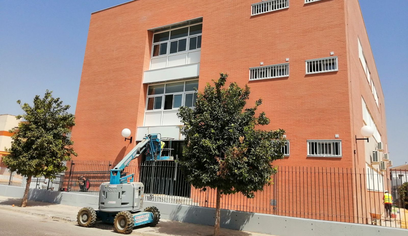 Exterior del IES Antonio de Ulloa de La Rinconada.