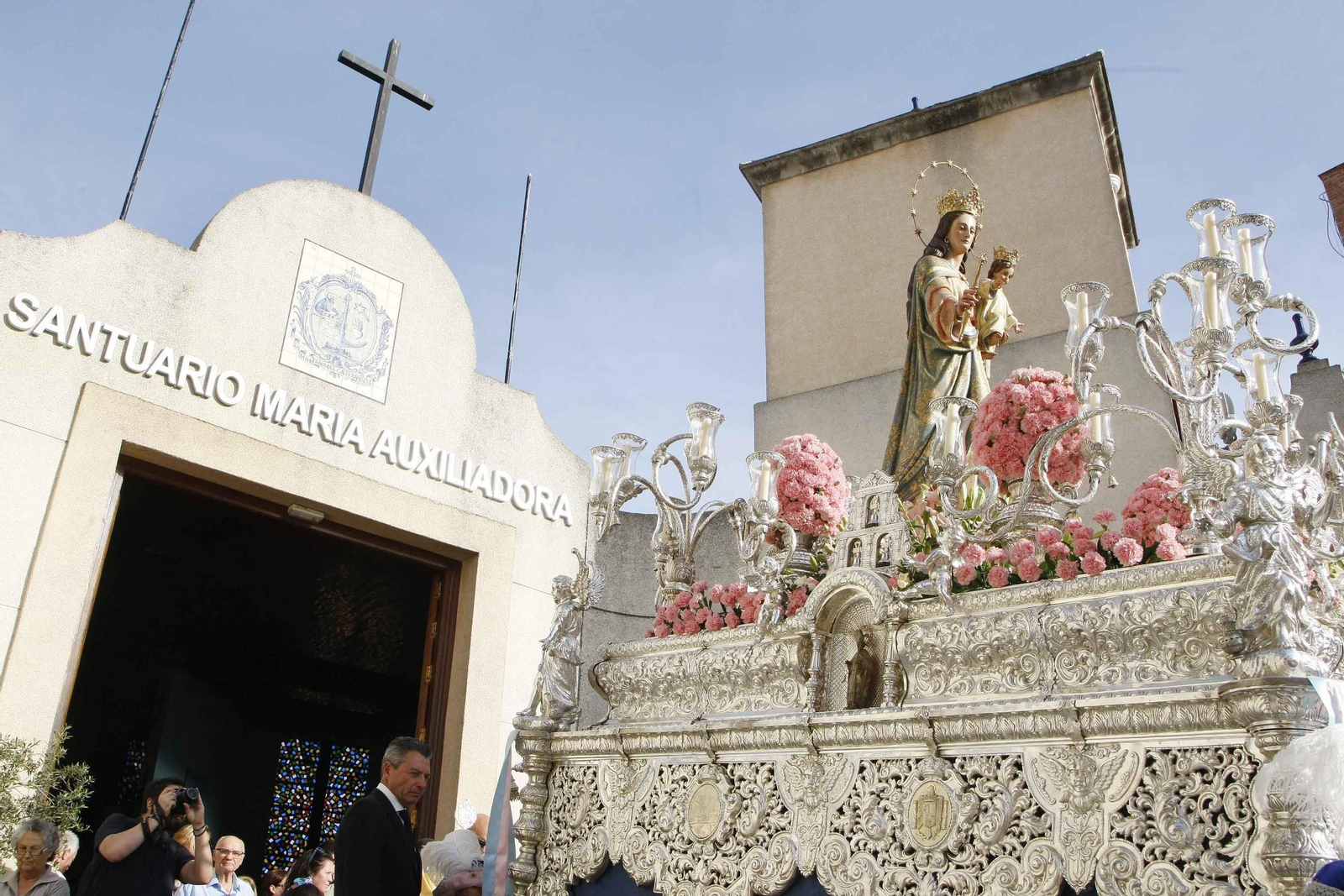 La imagen de María Auxiliadora que se venera en el Lora Tamayo, en una procesión.