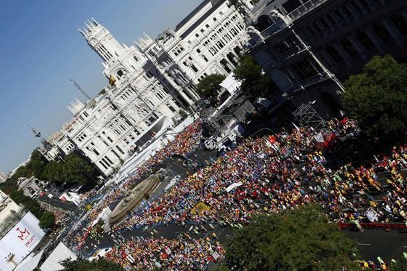 Miles de jóvenes llenan la Plaza de Cibeles y los alrededores en la misa de bienvenida.

Foto: EFE