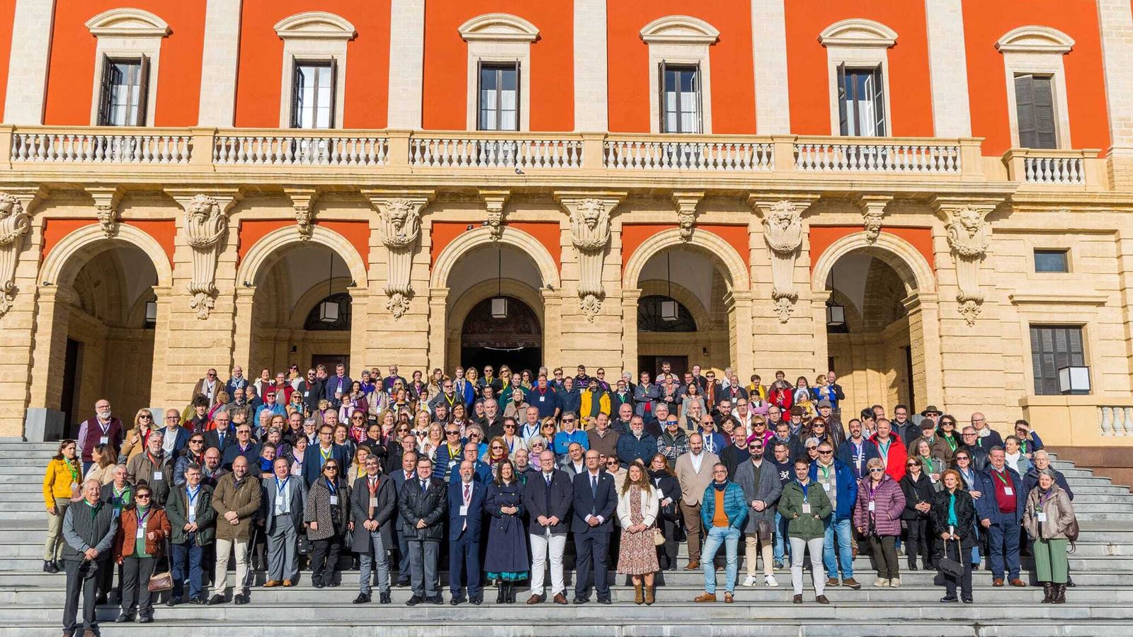 Foto de familia de los participantes en el Encuentro Andaluz de Belenistas en San Fernando.