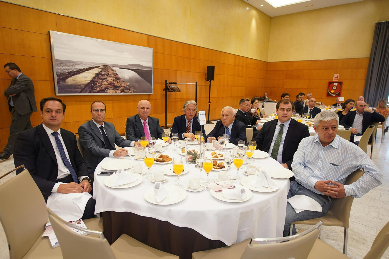 Las imágenes del desayuno-coloquio con Isabel García Tejerina