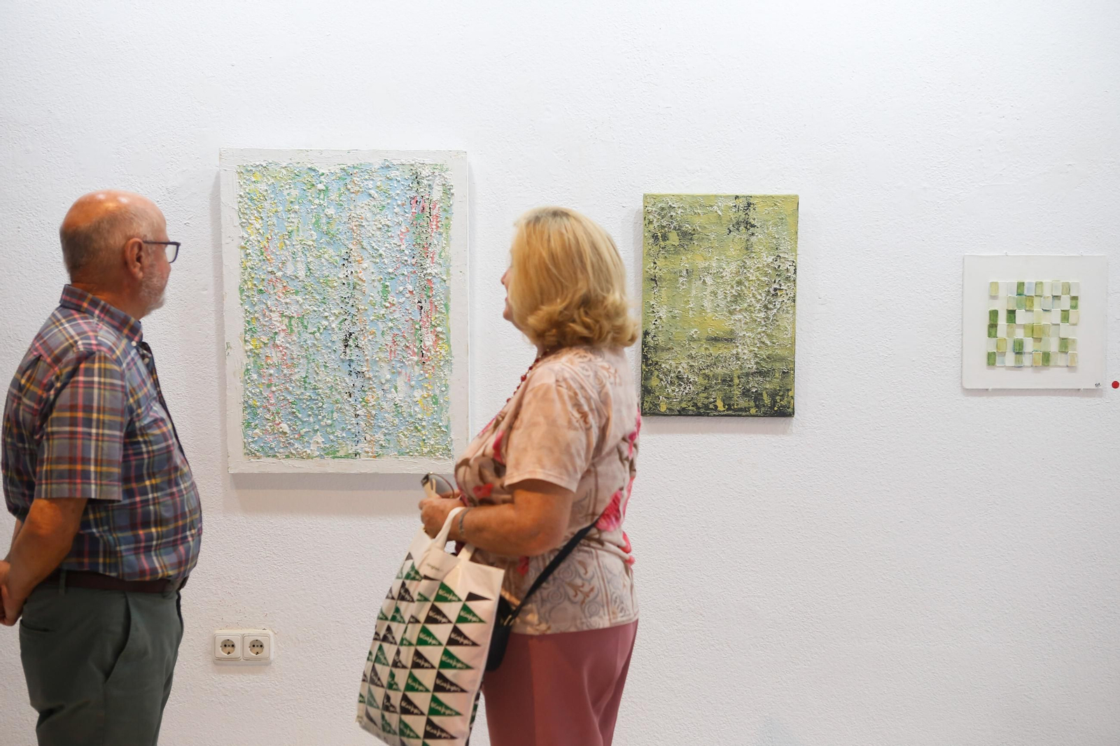 Las fotos de la exposición El mundo de Ara de Feli Muñoz en la sala Cajasur de Algeciras