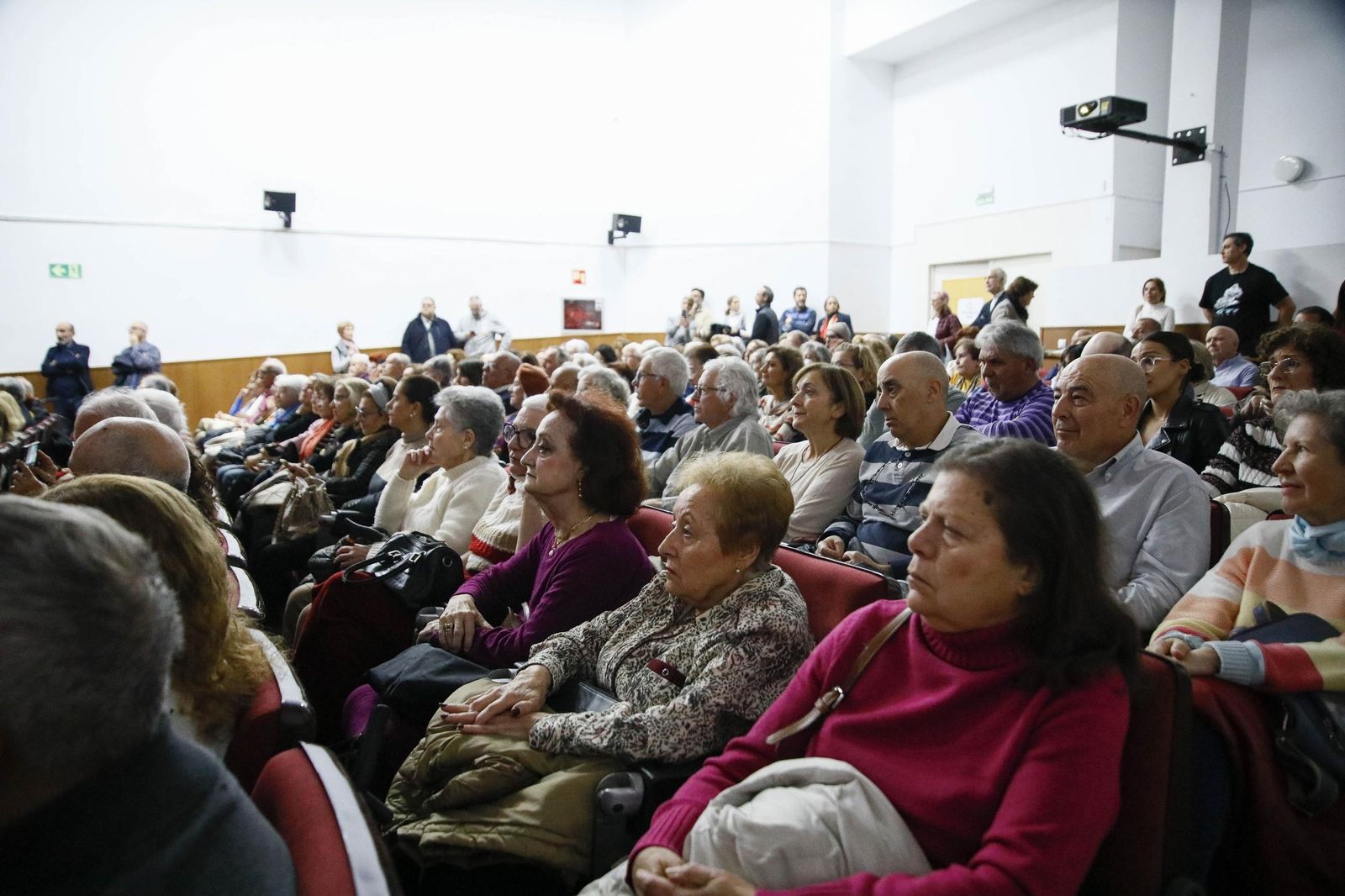 Las imágenes de la presentación del libro "Almería es poesía" en la biblioteca Villaespesa de la ciudad de Almería