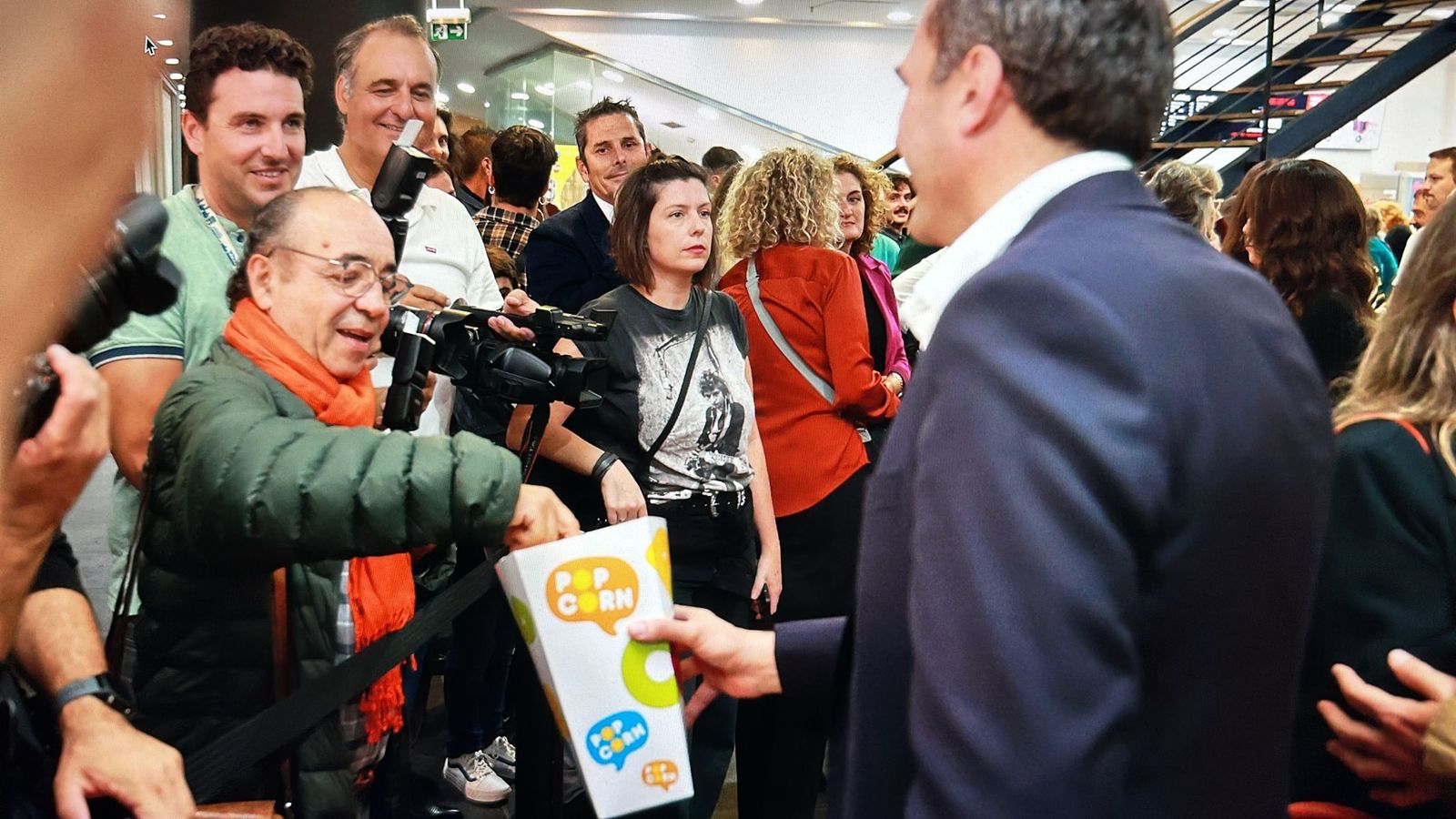 El alcalde invita a palomitas. Foto Jesús Marín
