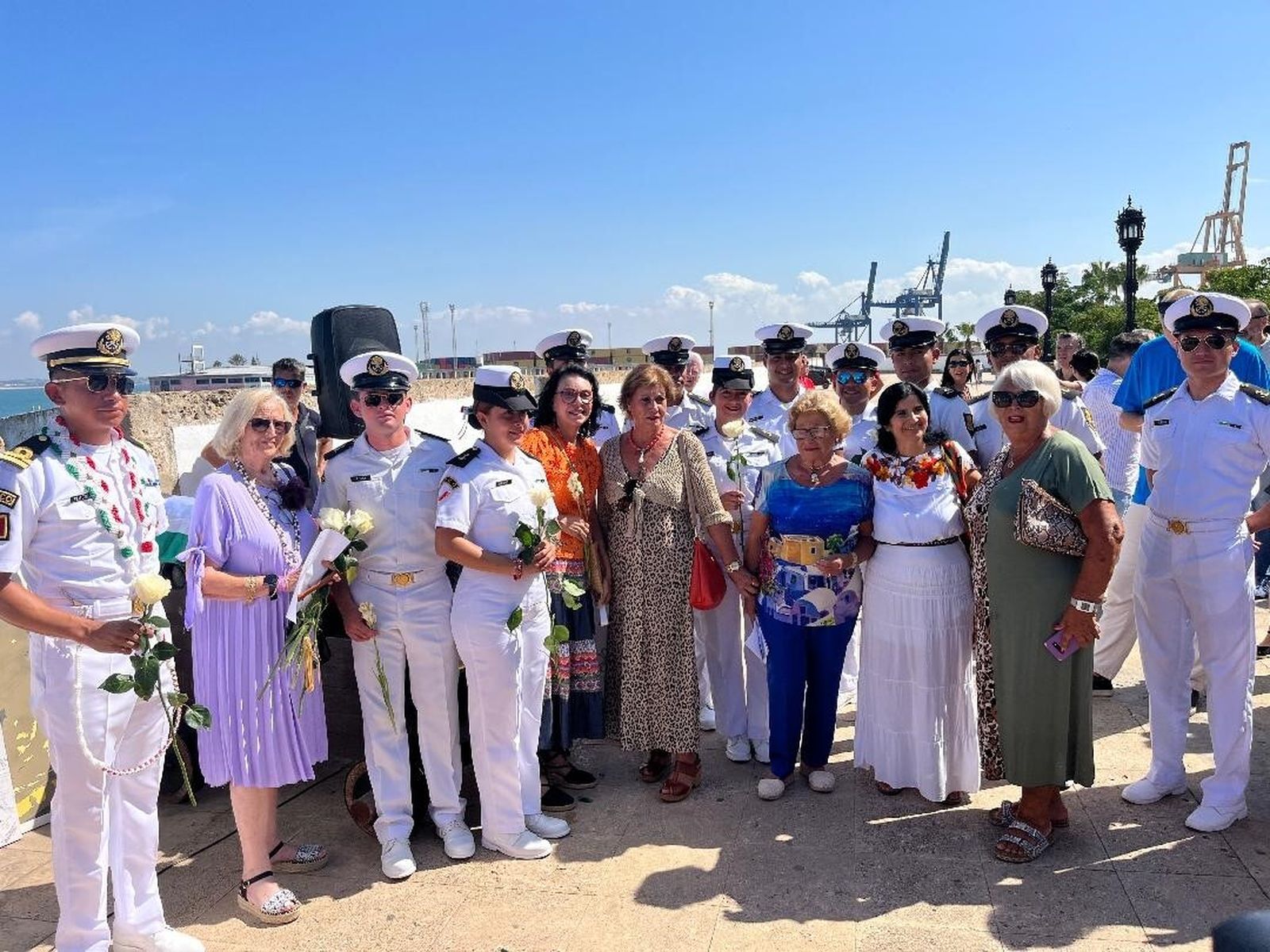 Teresa Sahagún, Rosario Anzola, Gloria Ojeda, Mavi Grosso, Sandra  y Carmen Pájaro con representantes del buque-escuela Cuauhtémoc.