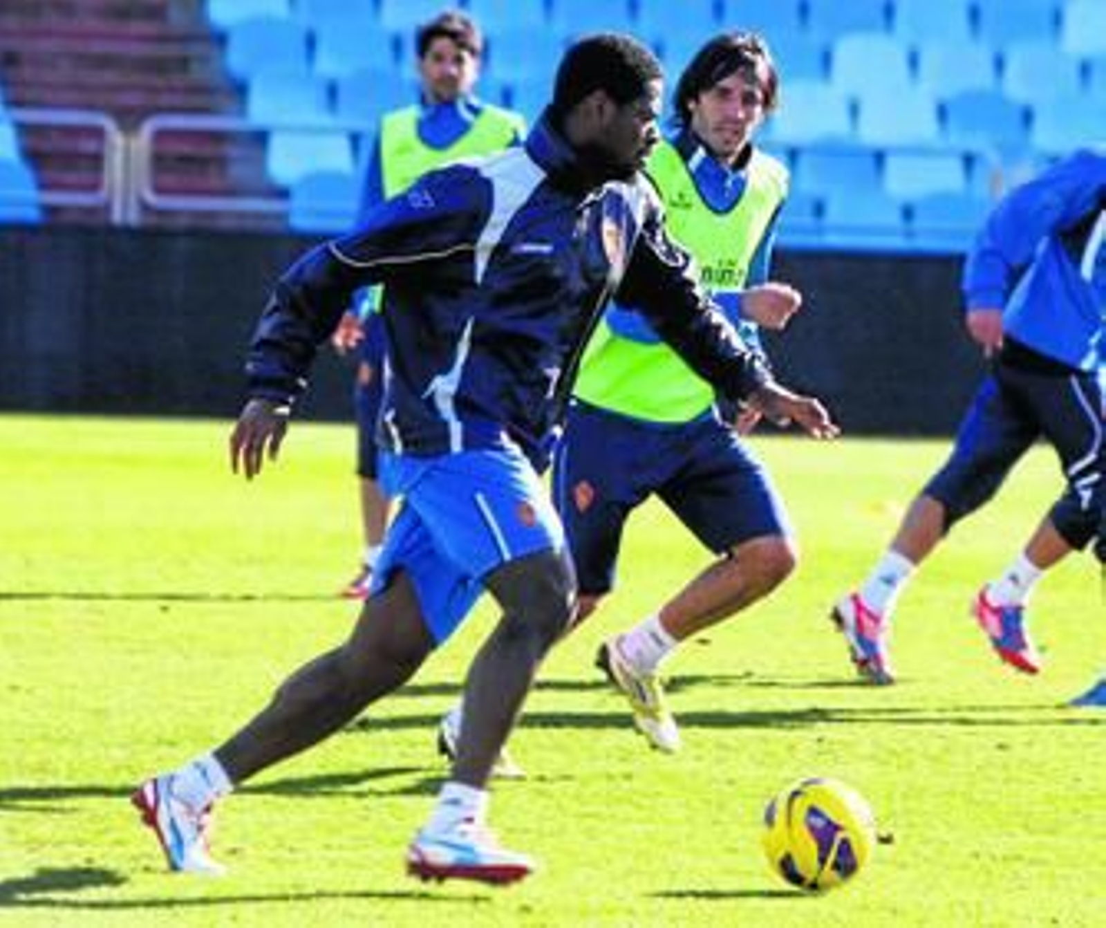 El jugador del Zaragoza Romaric conduce el balón durante un entrenamiento.