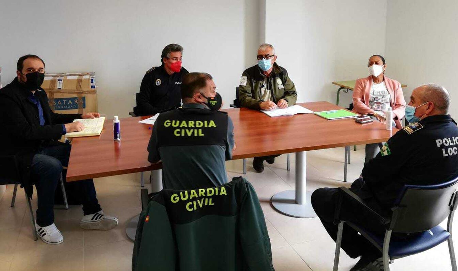 La reunión celebrada para abordar el incremento de la vigilancia en el pinar de La Algaida y su entorno.