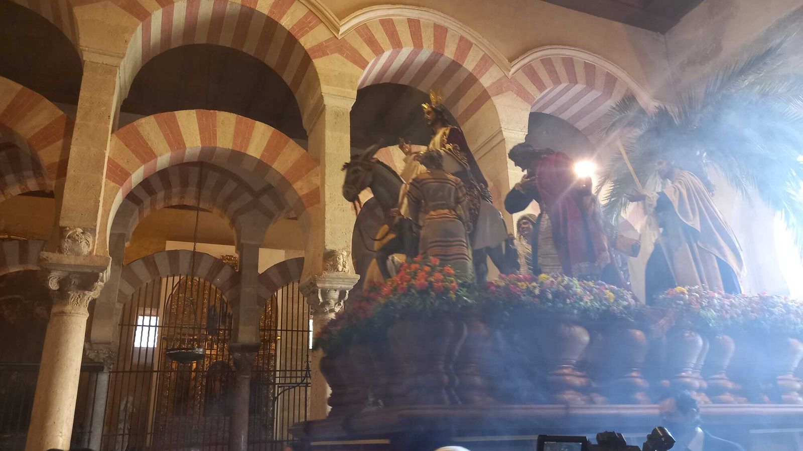 El paso de la Borriquita, en el interior de la Mezquita-Catedral.