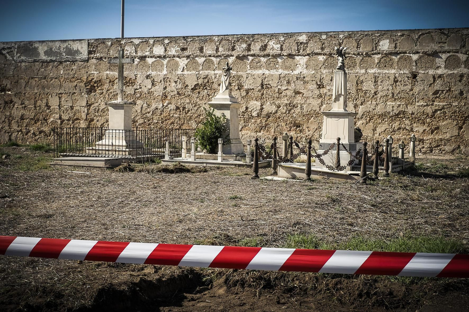 Dos de los panteones que aún quedan en Cádiz.