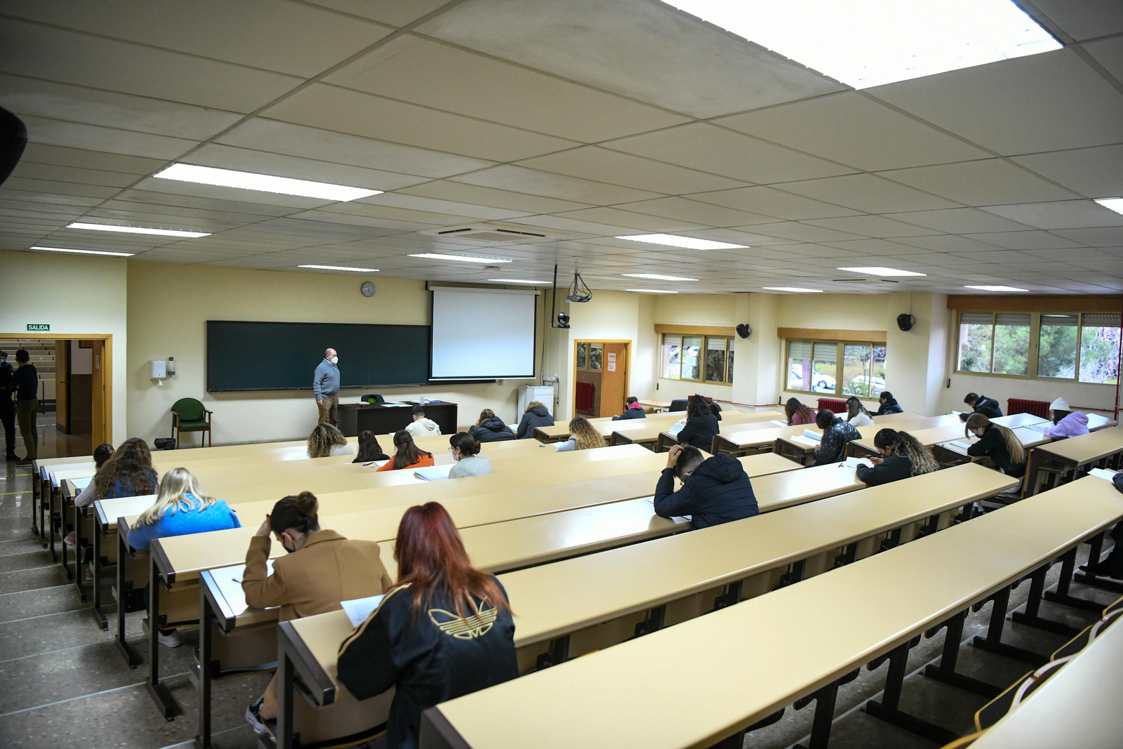 Distancia social, mascarillas y ventanas abiertas en Farmacia, uno de los centros en los que comenzó la evaluación del primer cuatrimestre.