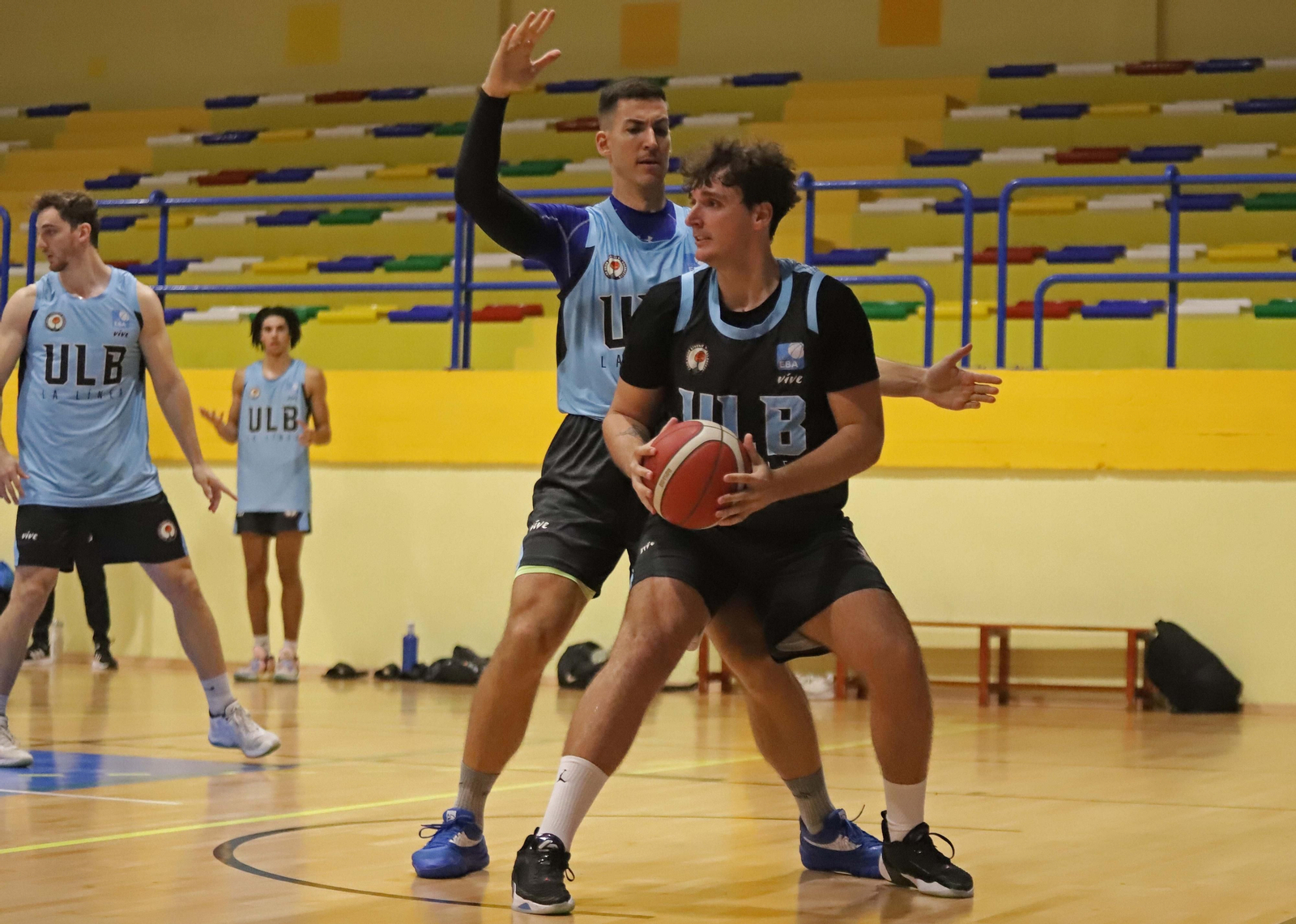 Álex Valor, defendido por Cándido Matoso en un entrenamiento