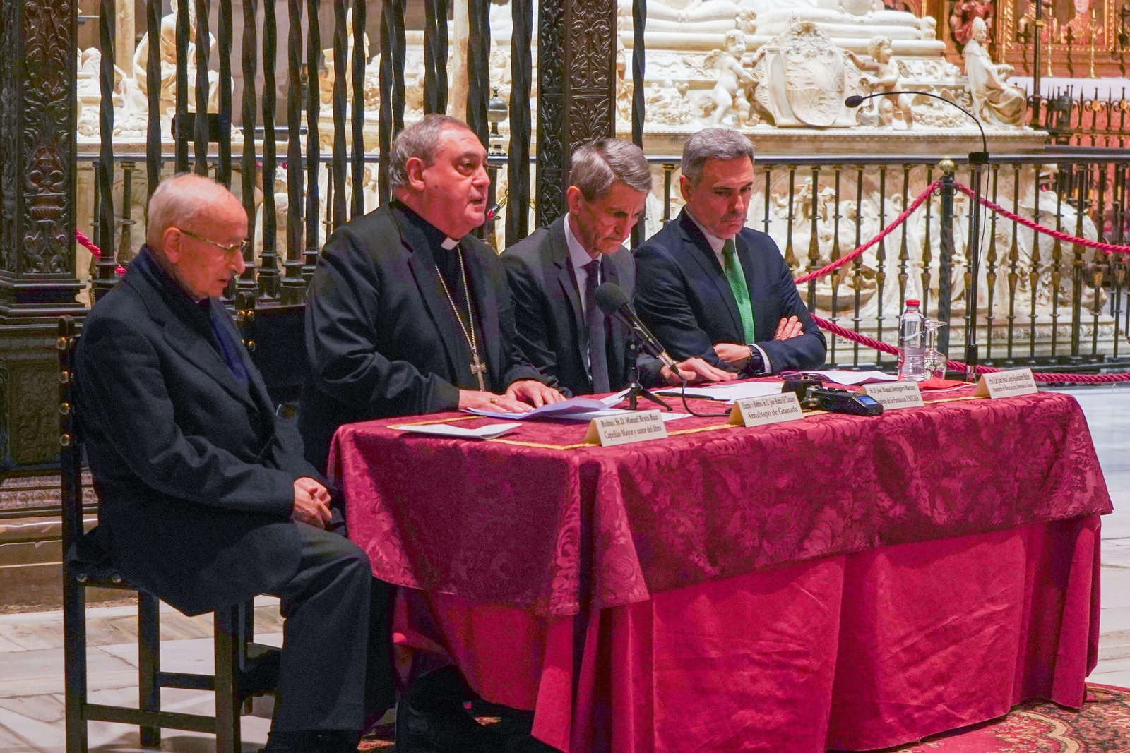 Galería | Así se ha presentado el libro sobre los retablos de la capilla real de Granada