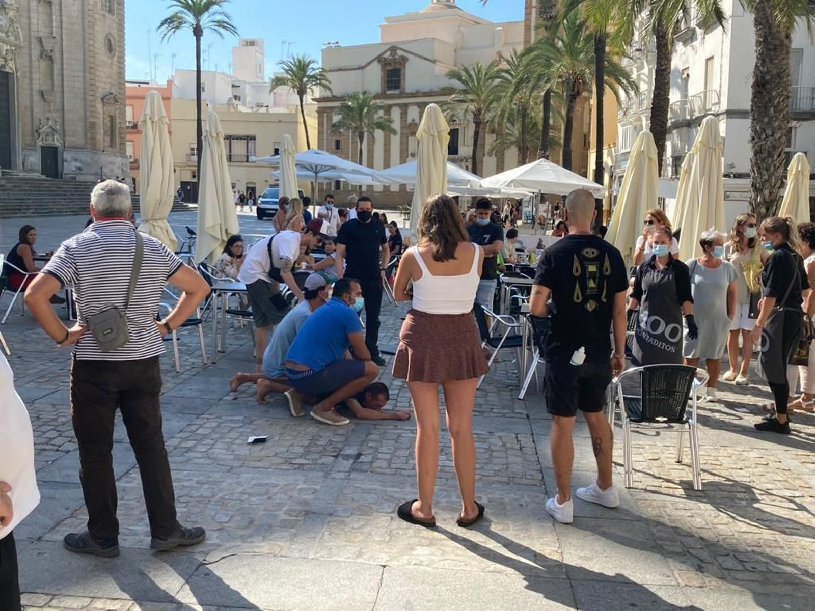 Momento en el que varias personas retienen al hombre que trató de robar el bolso.