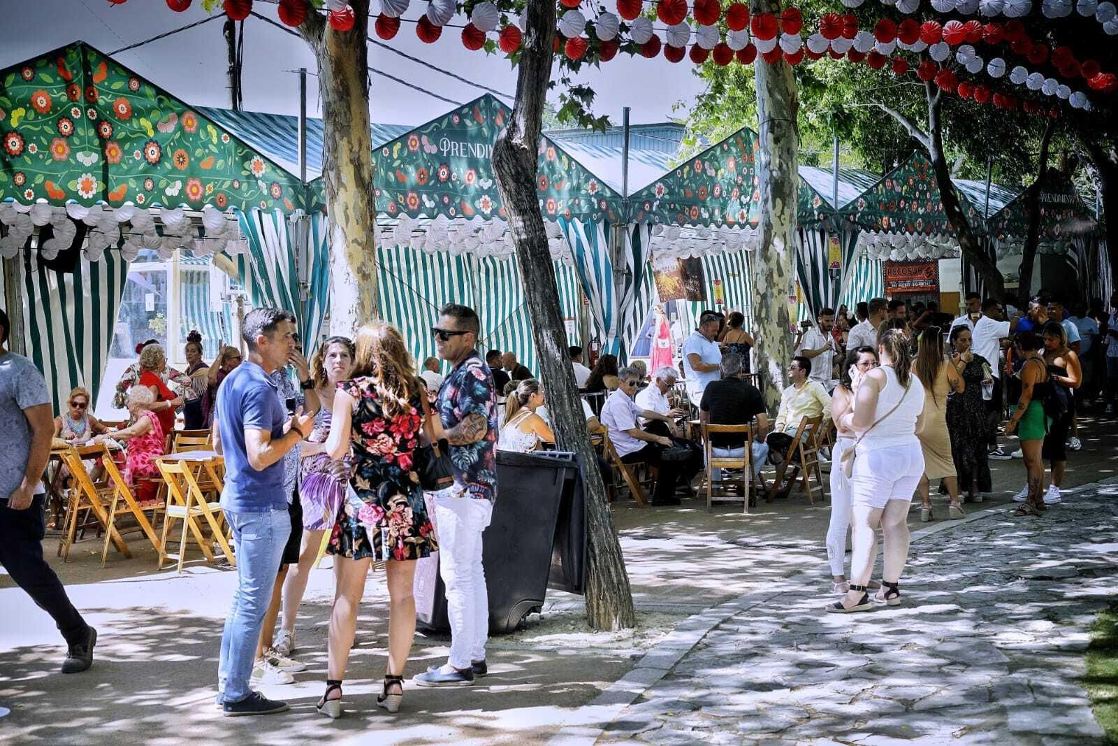 Búscate en las imágenes del Día de la Mujer de la Feria del Carmen de San Fernando