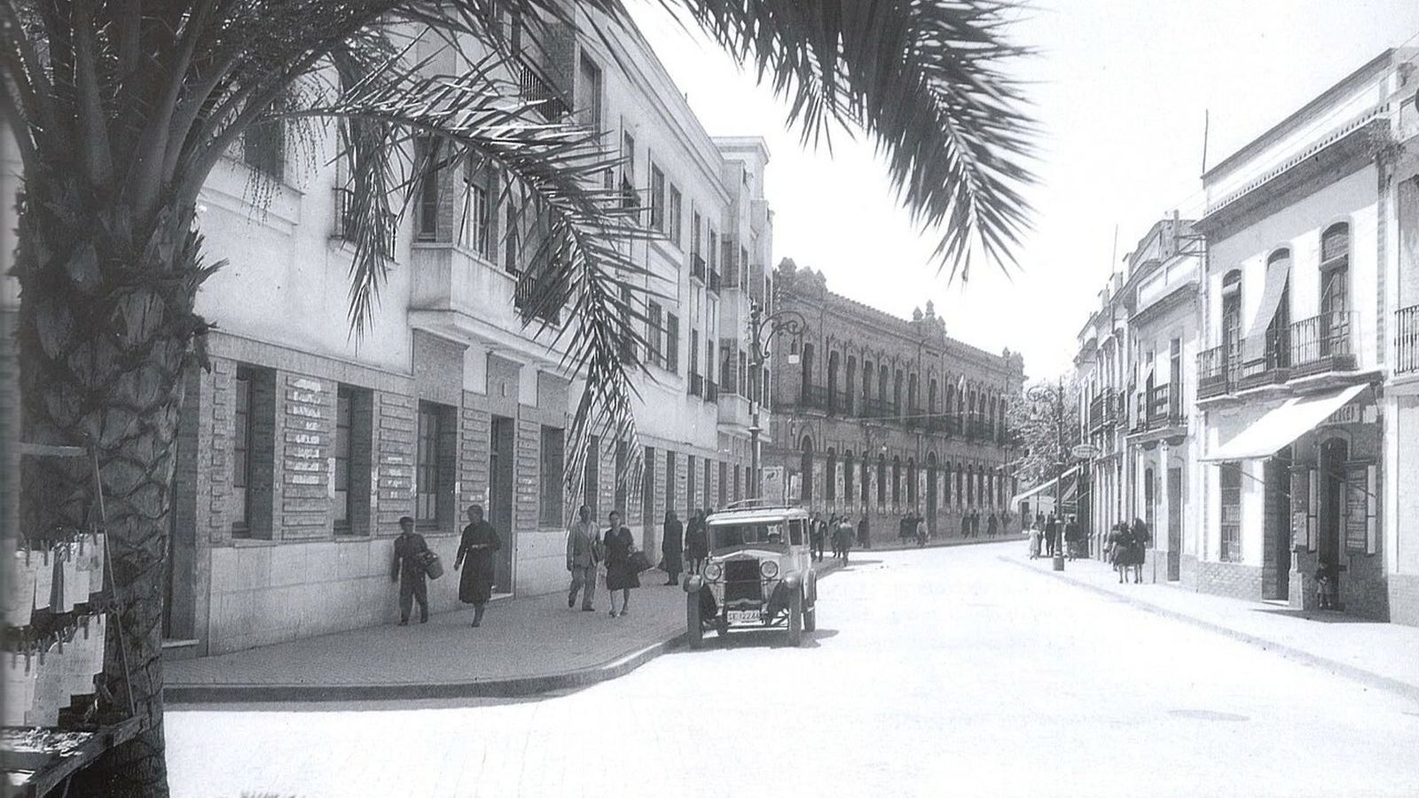 Aspecto de la calle San José con el fondo del edifico del colegio.