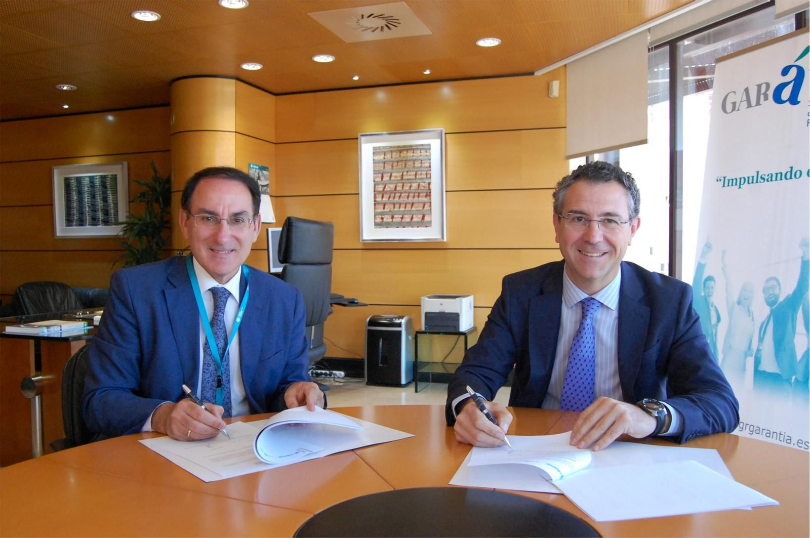 Firma del convenio entre Garántia y Cajamar Caja Rural