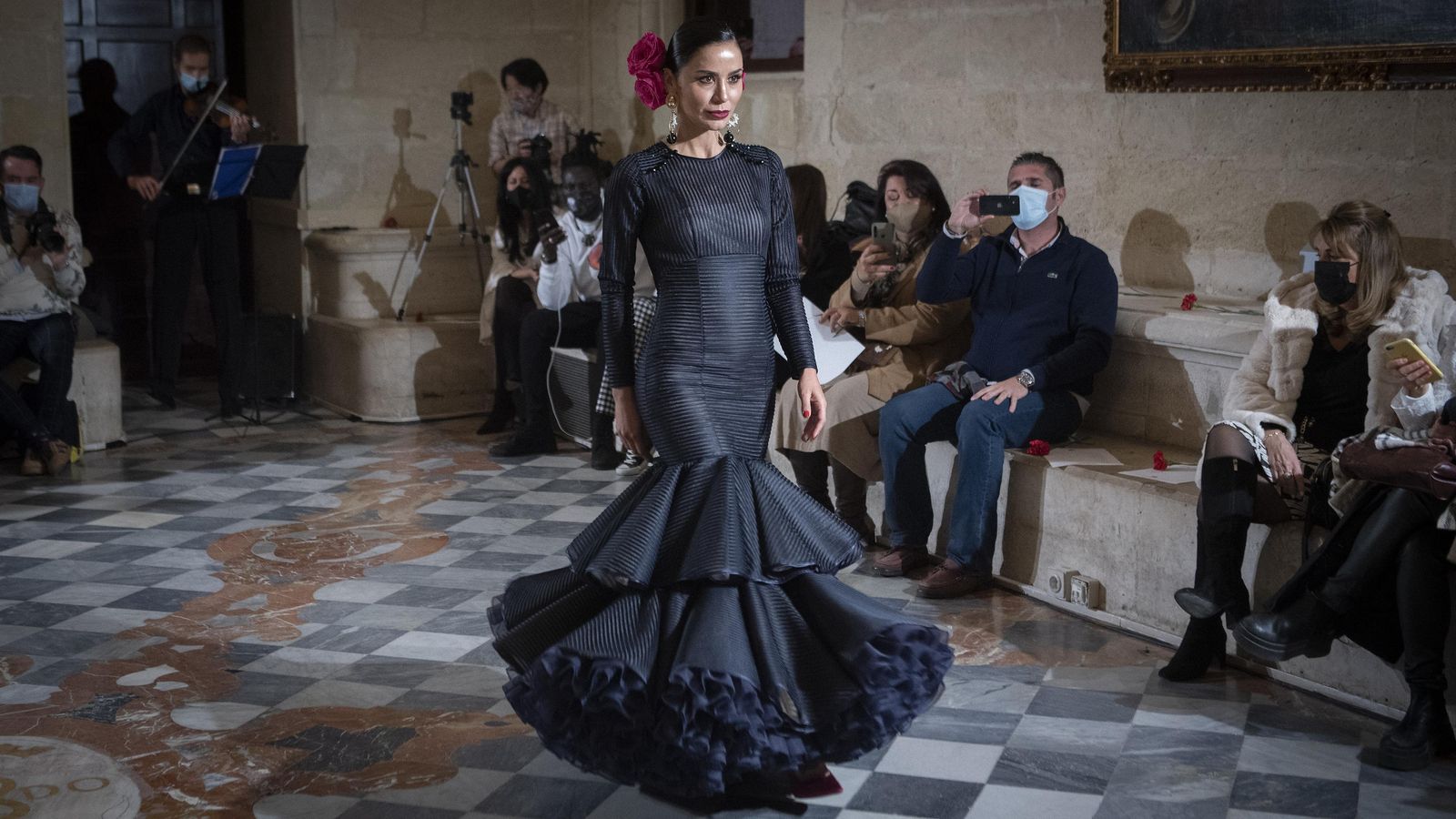 Diseño de Cristina Vázquez, visto en el desfile de moda flamenca Uniqo Qlamenco.