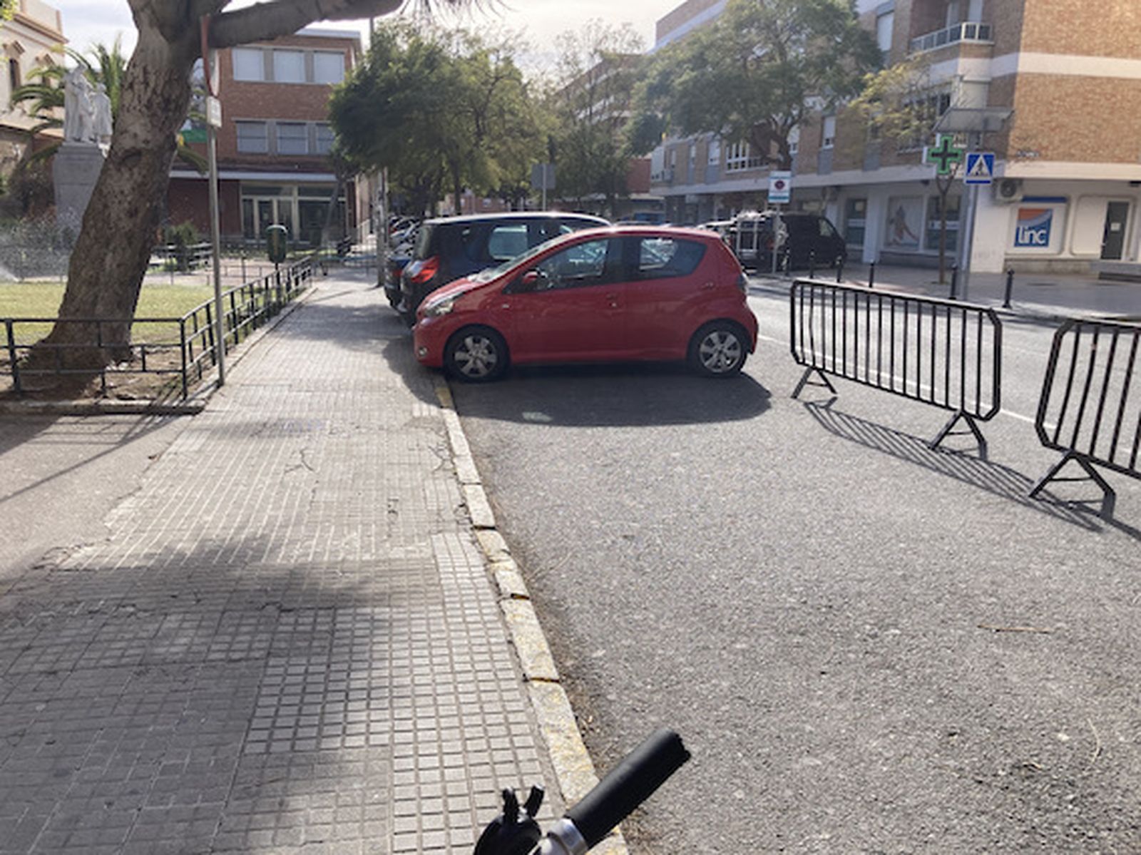 Así son los complicados accesos a los colegios de Cádiz