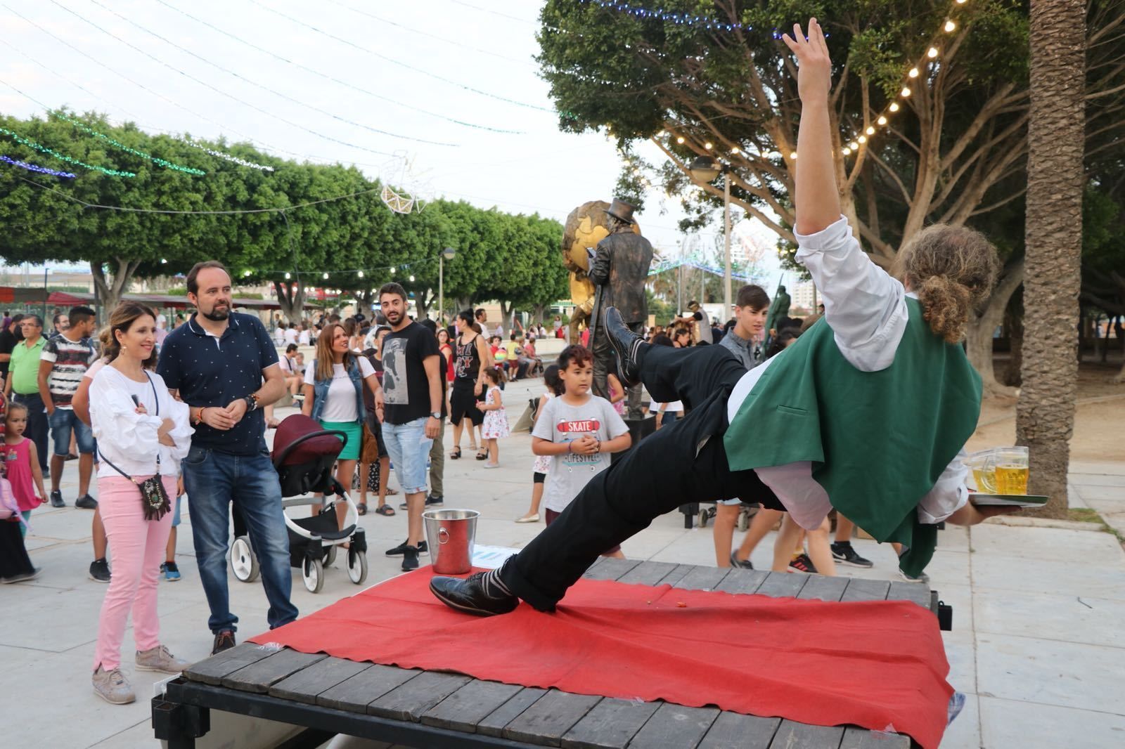 La edil Julia Ibález contempla una de las estatuas más aclamadas.