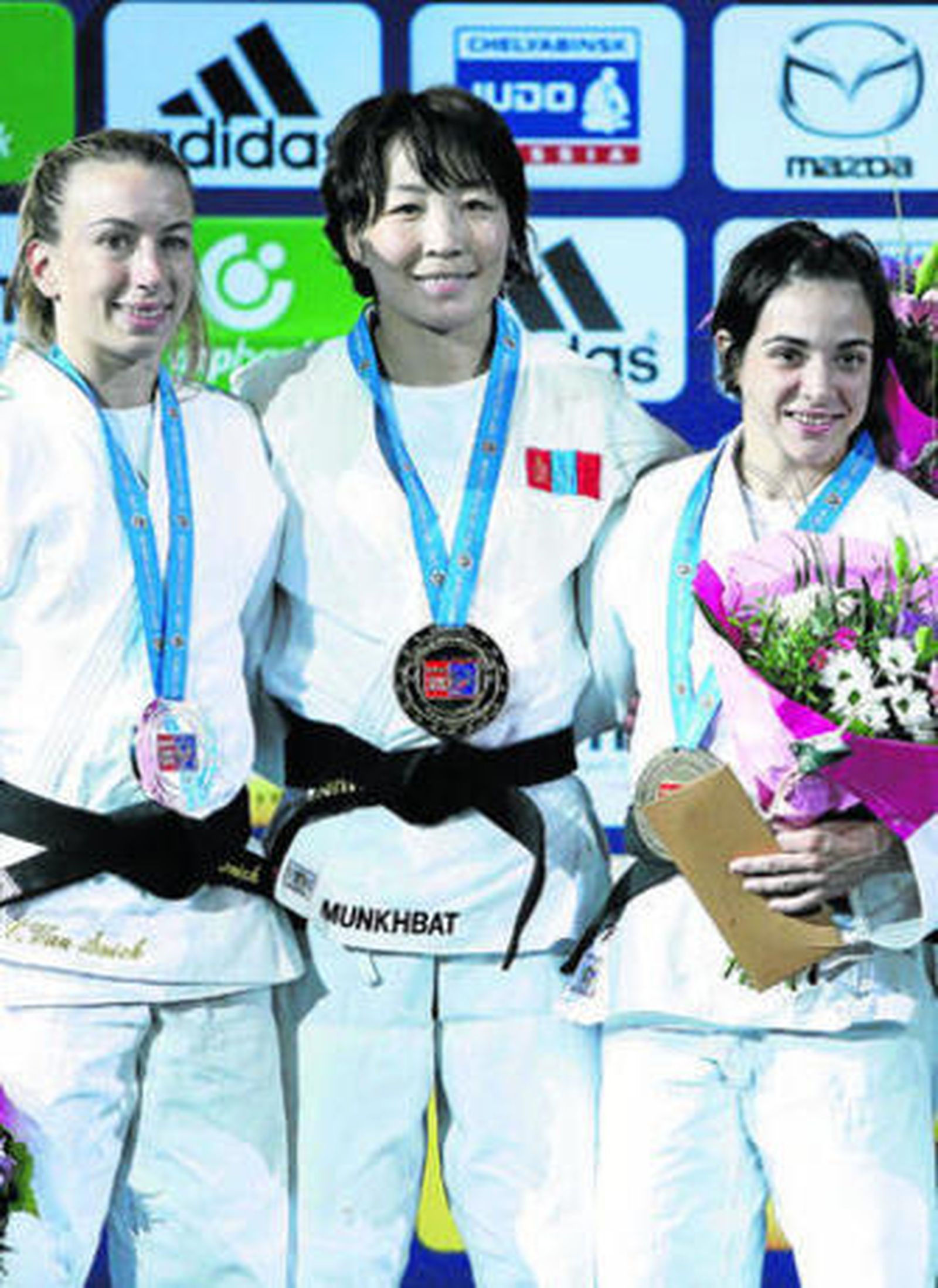 Julia Figueroa, a la derecha, con el bronce conseguido ayer.