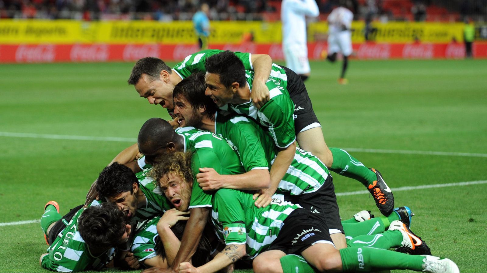 Beñat es felicitado por sus compañeros tras marcar el 1-2 en Nervión.