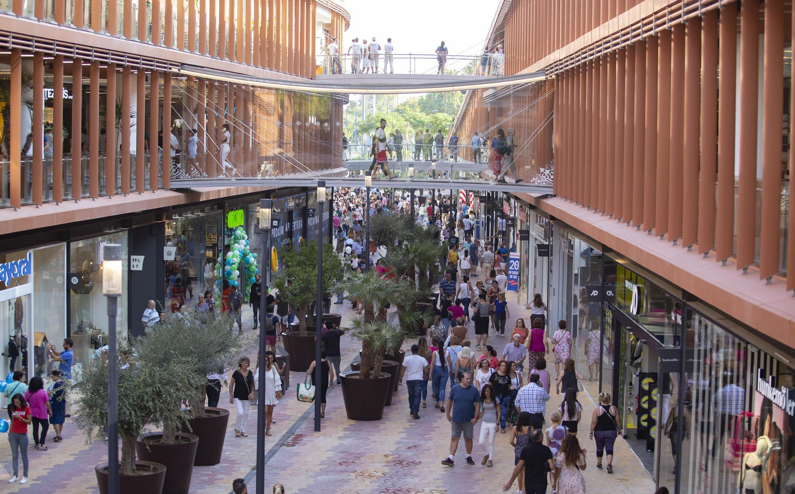 La apertura del centro comercial Torre Sevilla, en imágenes