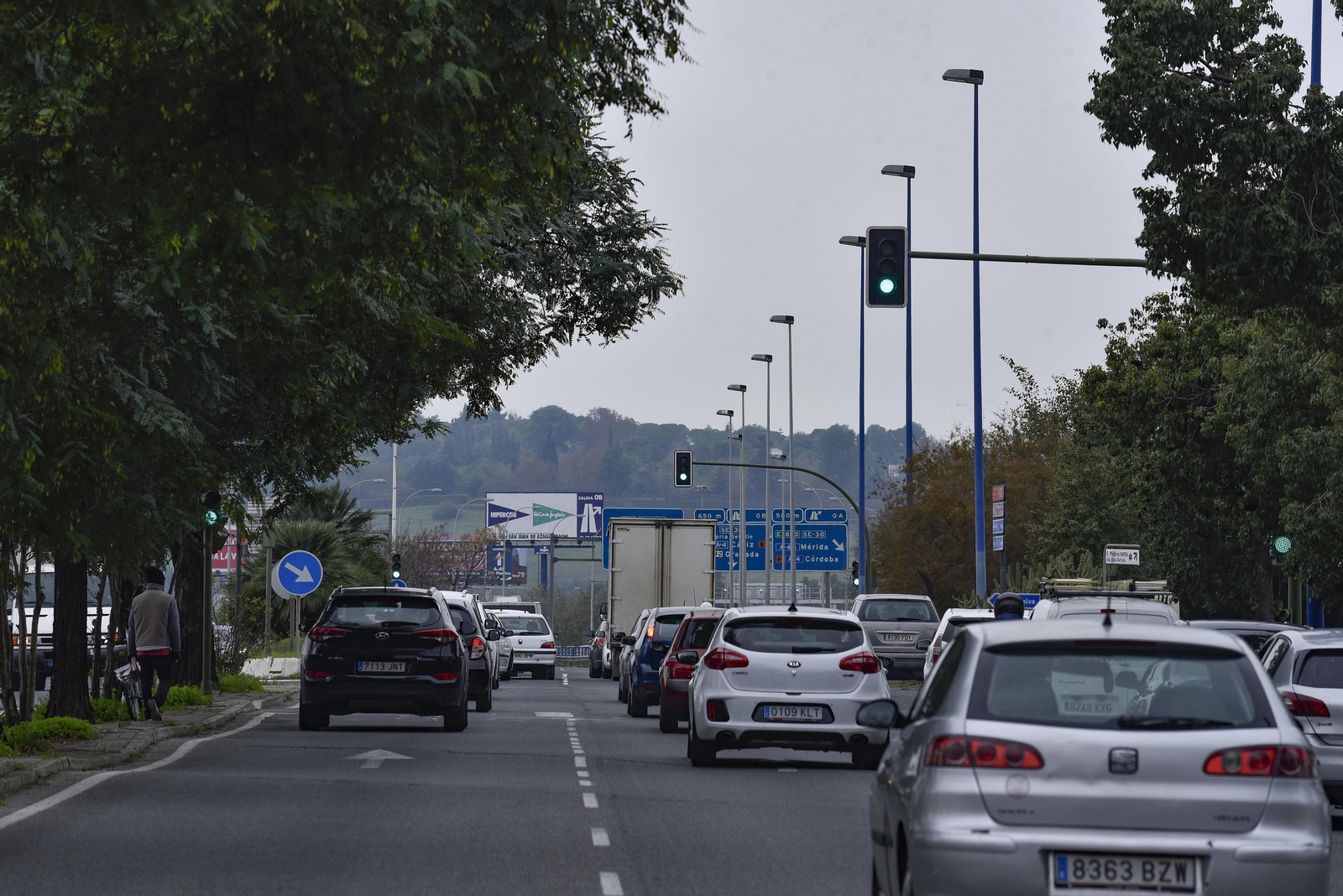 Retenciones de coches en la salida de Sevilla hacia la zona del Aljarafe.