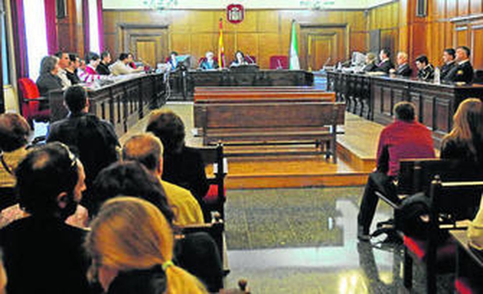 Varios abogados, a la derecha, en un juicio.