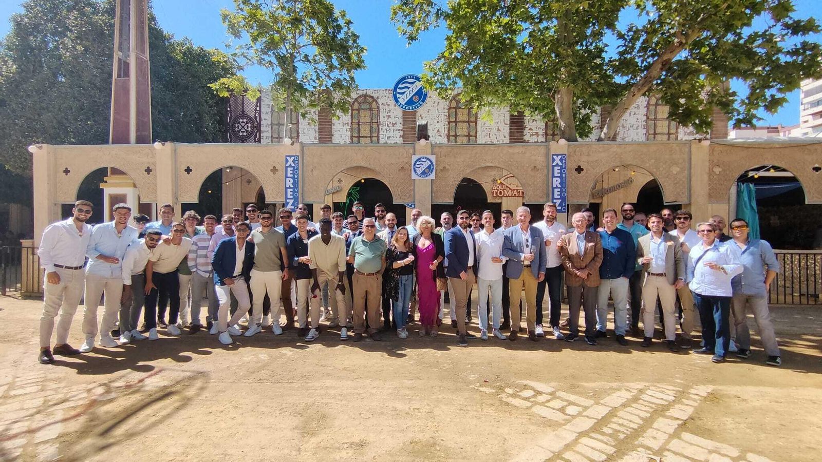 Foto de familia de todos los integrantes del Xerez DFC en el almuerzo celebrado en la Feria. Foto de familia de todos los integrantes del Xerez DFC en el almuerzo celebrado en la Feria.