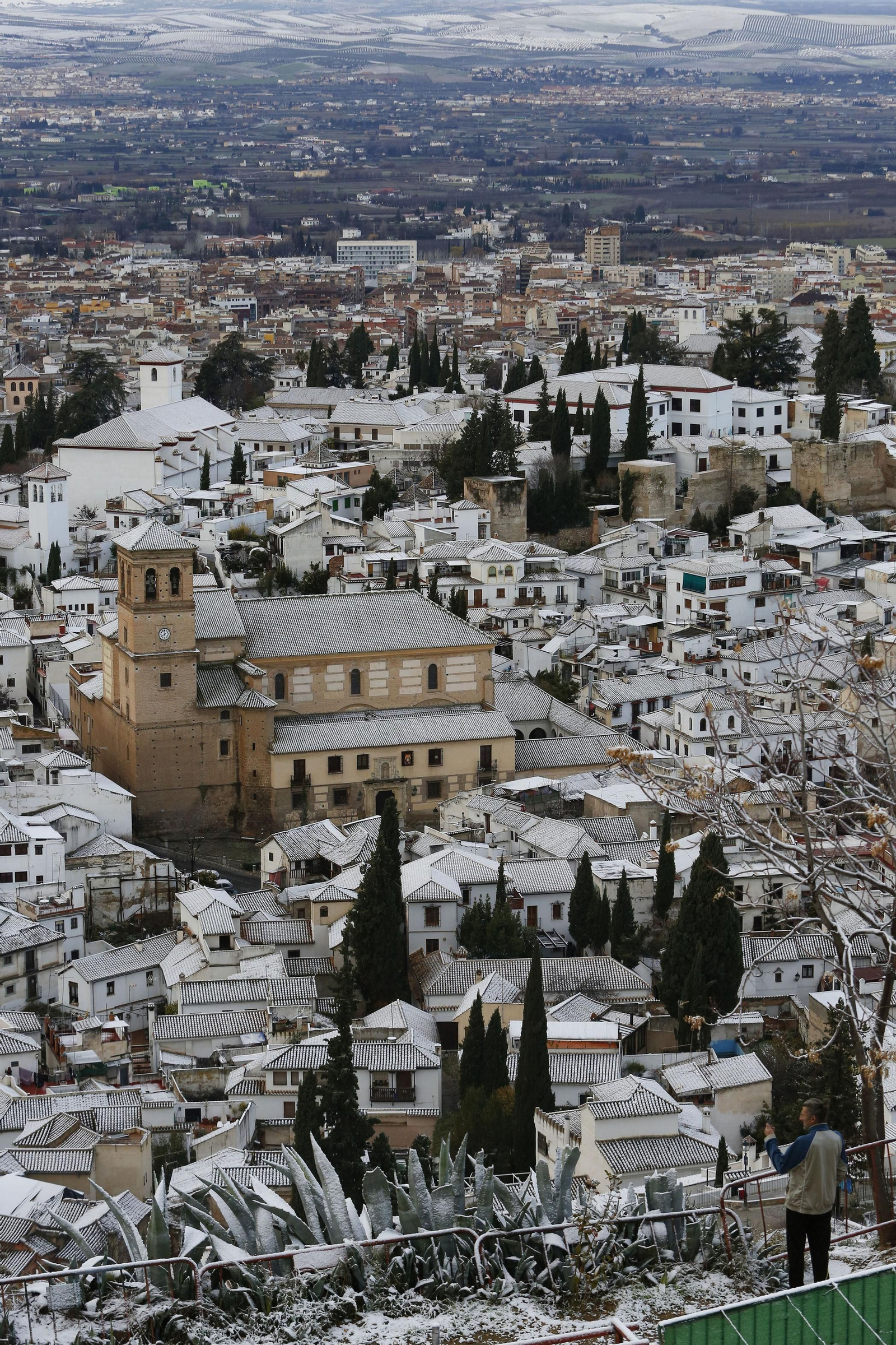 Fotos: la borrasca Filomena hace que Granada amanezca cubierta de nieve por primera vez este 2021