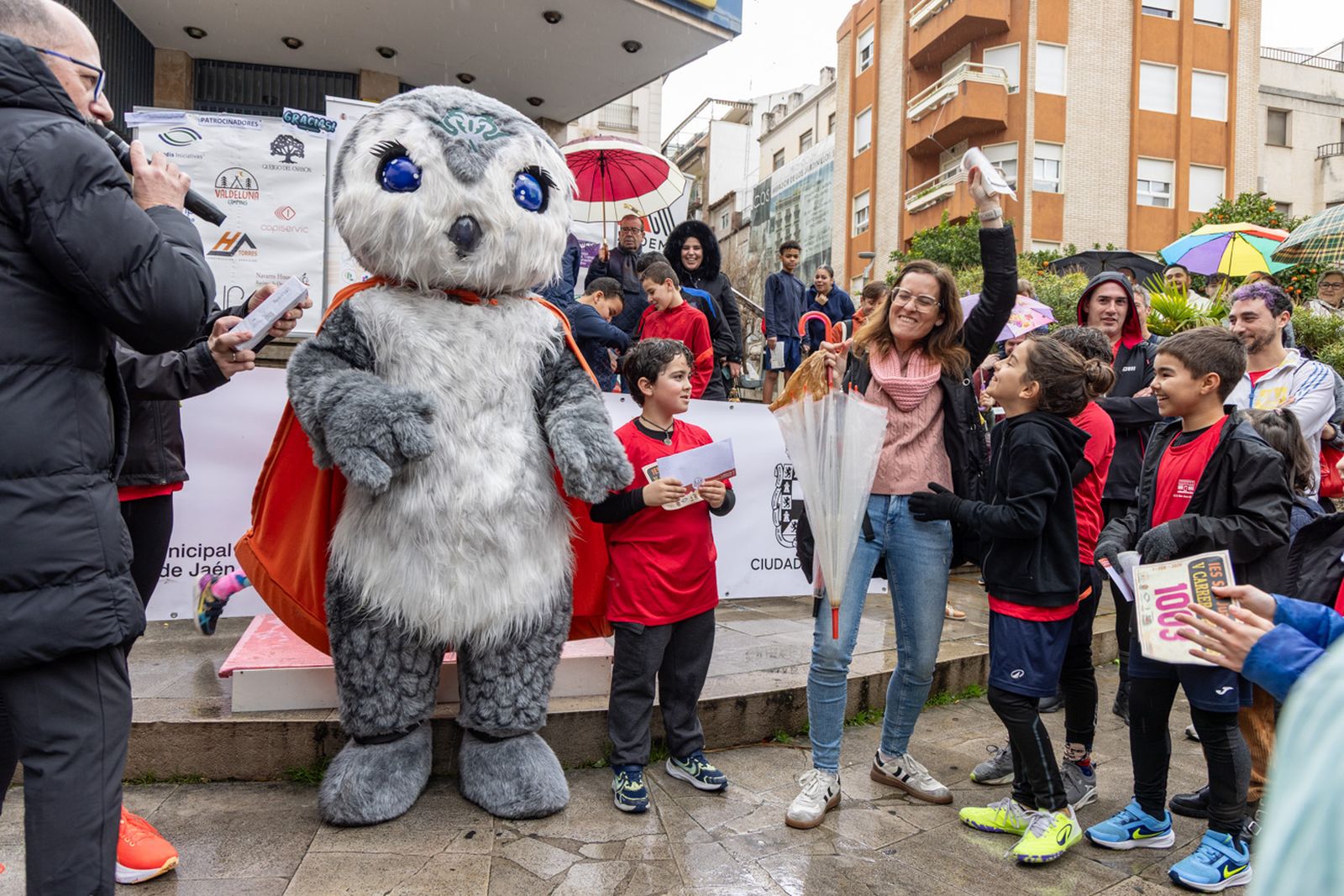 En imágenes: la lluvia no frena a más de un millar de corredores en la V Carrera Popular del IES San Juan Bosco (2)