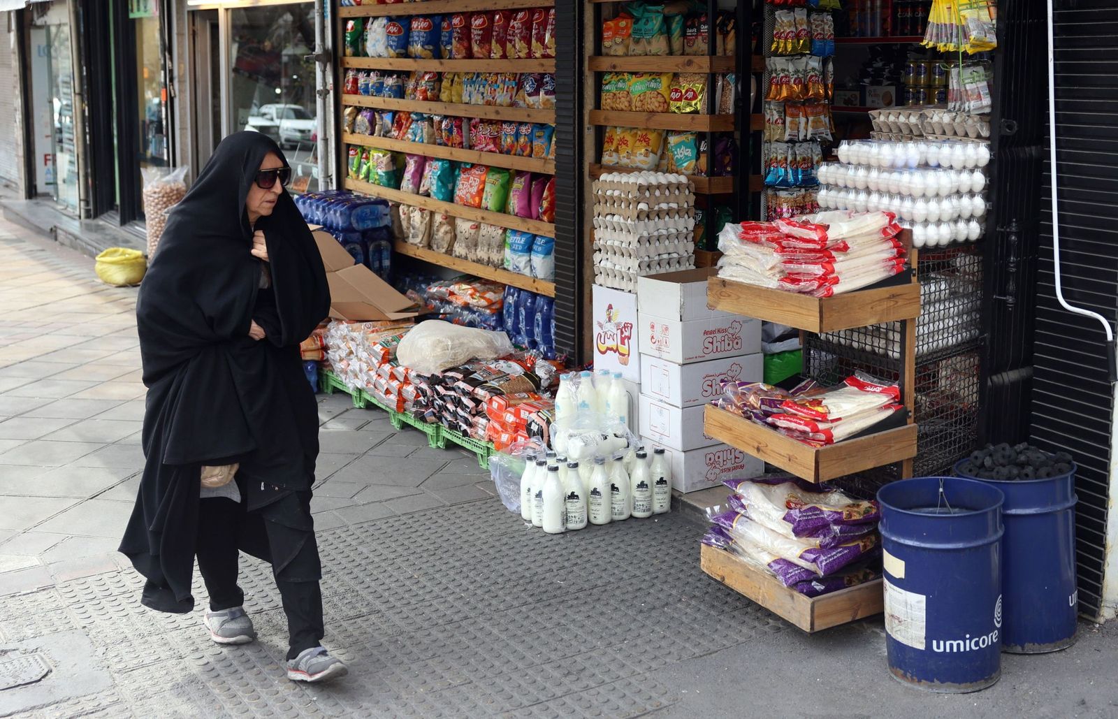 La vida sigue entre los habitantes de Teherán: compras, trabajos, pasear al perro...