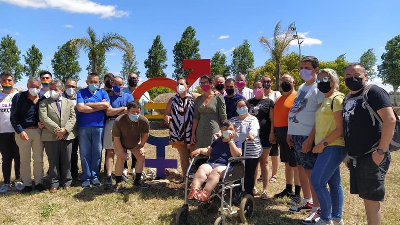 Representantes de la corporación municipal junto a integrantes de colectivos como Amare y Asprodeme