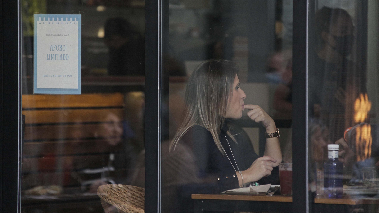 Ambiente en los bares y restaurantes de Algeciras en el fin de semana